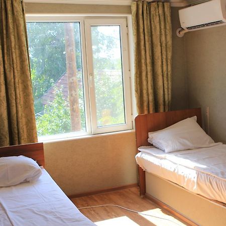 Holiday Hostel House Бишкек Екстериор снимка