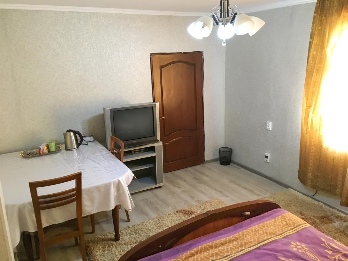 Holiday Hostel House Бишкек Екстериор снимка