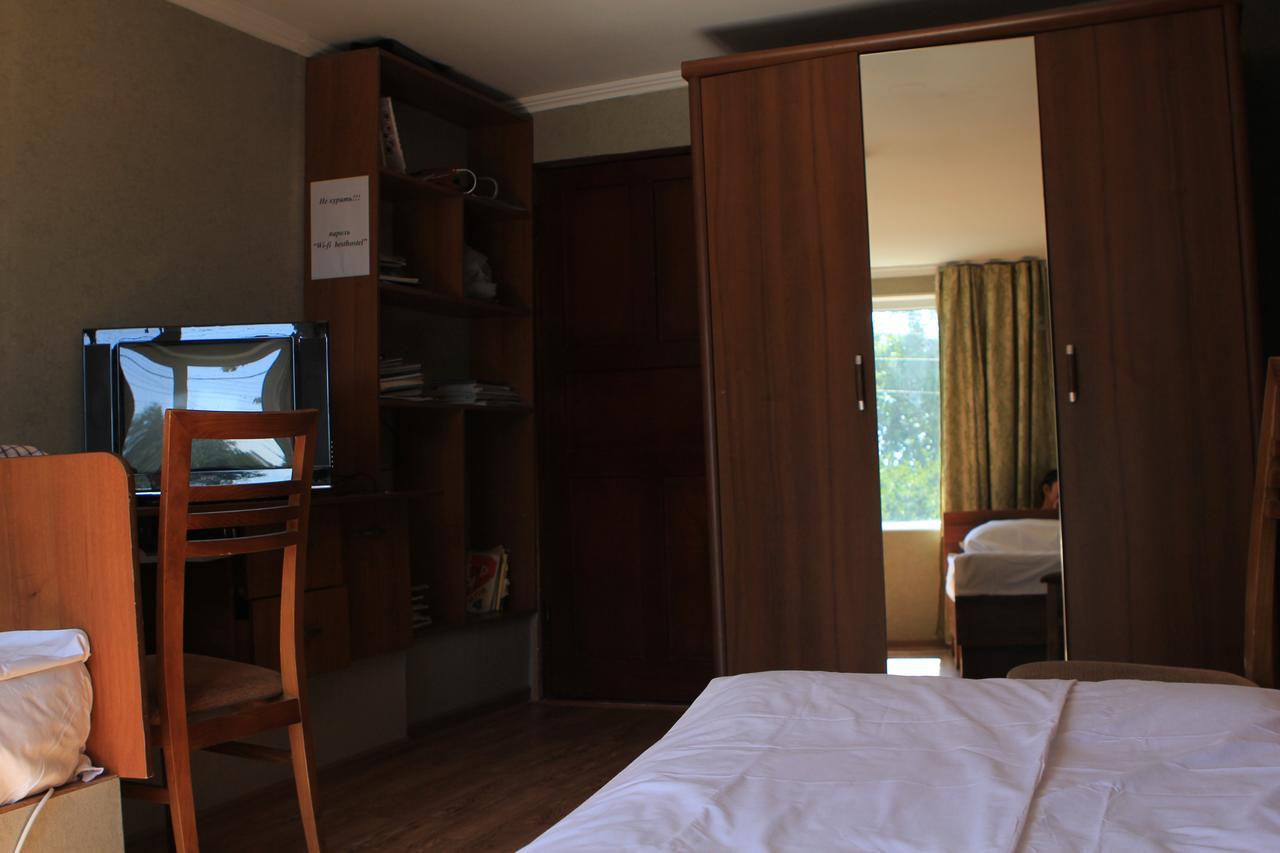 Holiday Hostel House Бишкек Екстериор снимка