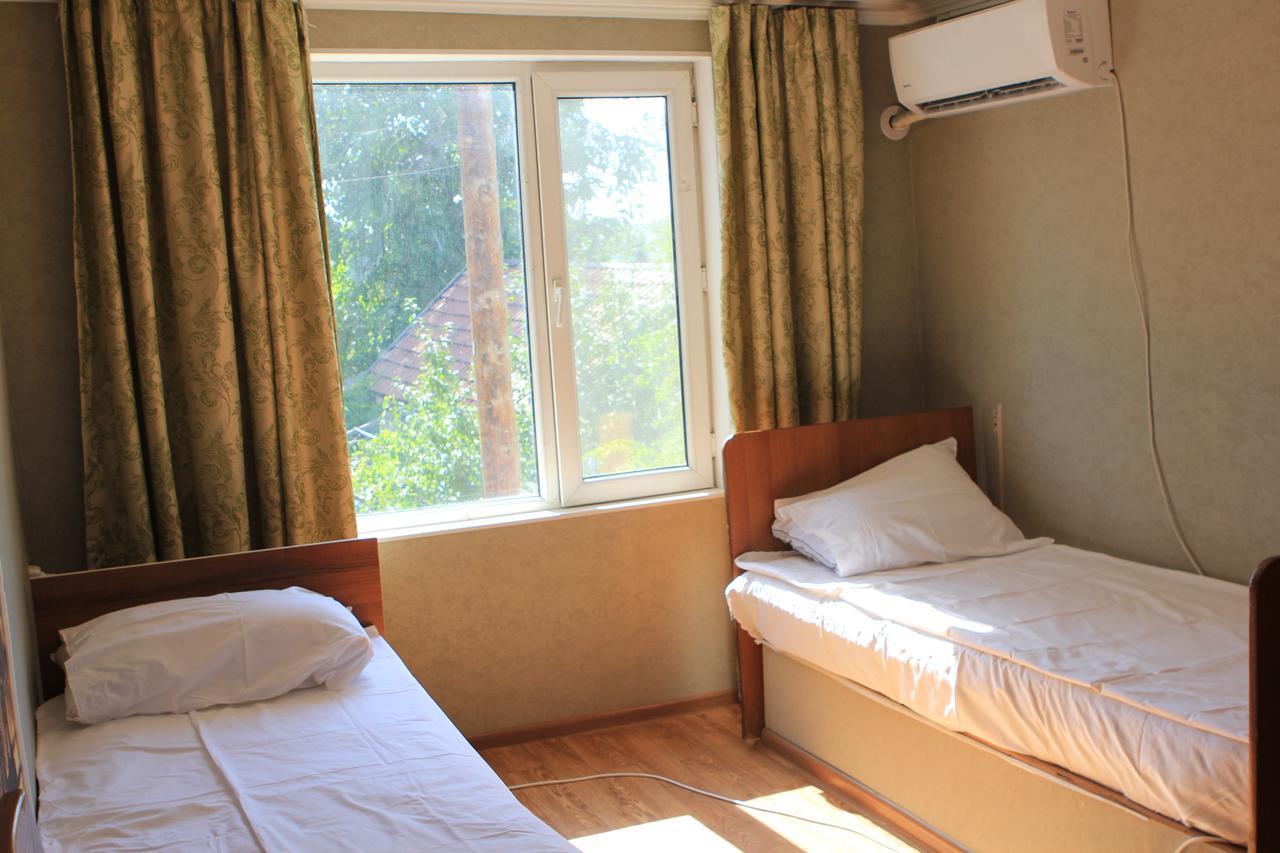 Holiday Hostel House Бишкек Екстериор снимка