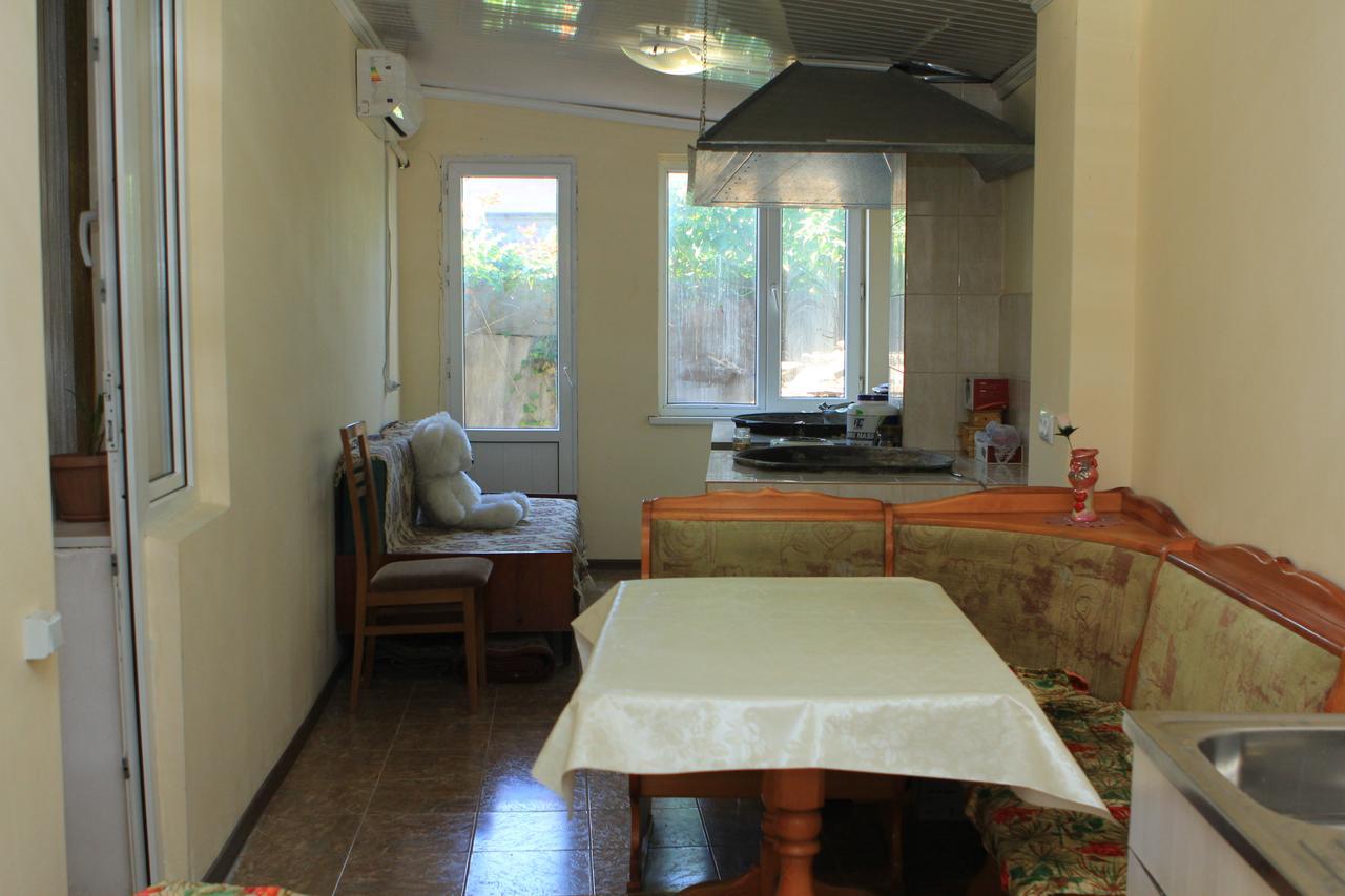 Holiday Hostel House Бишкек Екстериор снимка